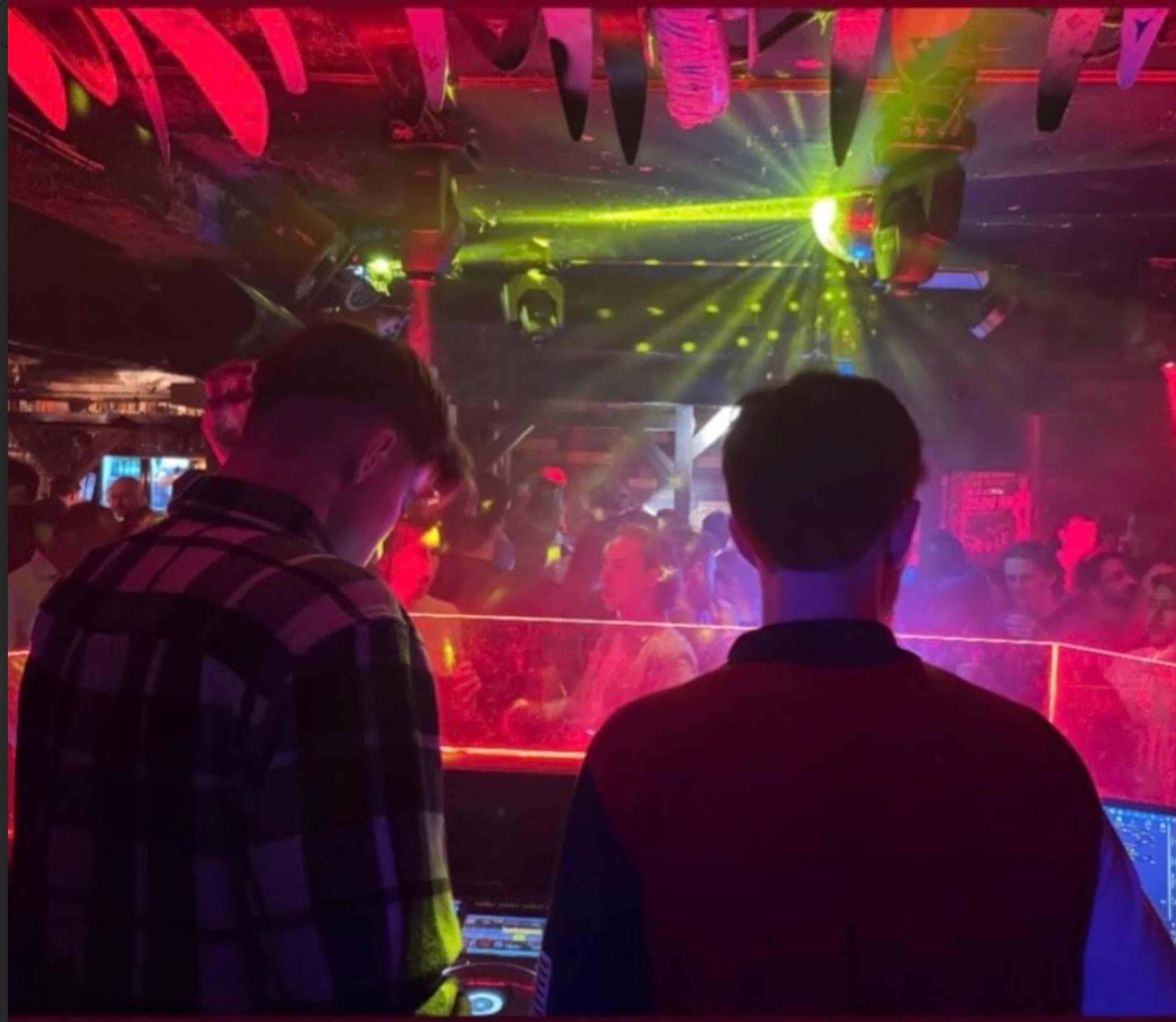 DJ-pult og gæster under klublys